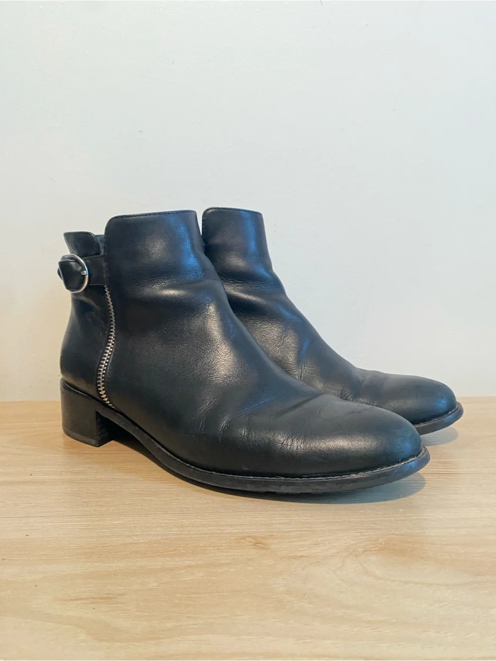 Aquatalia Black Leather Ankle Boots Size 9 Buckle Zip Made in Italy
